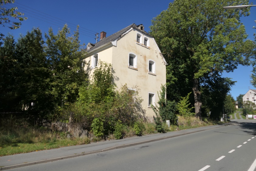 Grundstück mit Mehrfamilienhaus und 2 Scheunen bebaut
